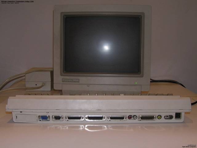 Commodore Amiga 1200 - 02.jpg